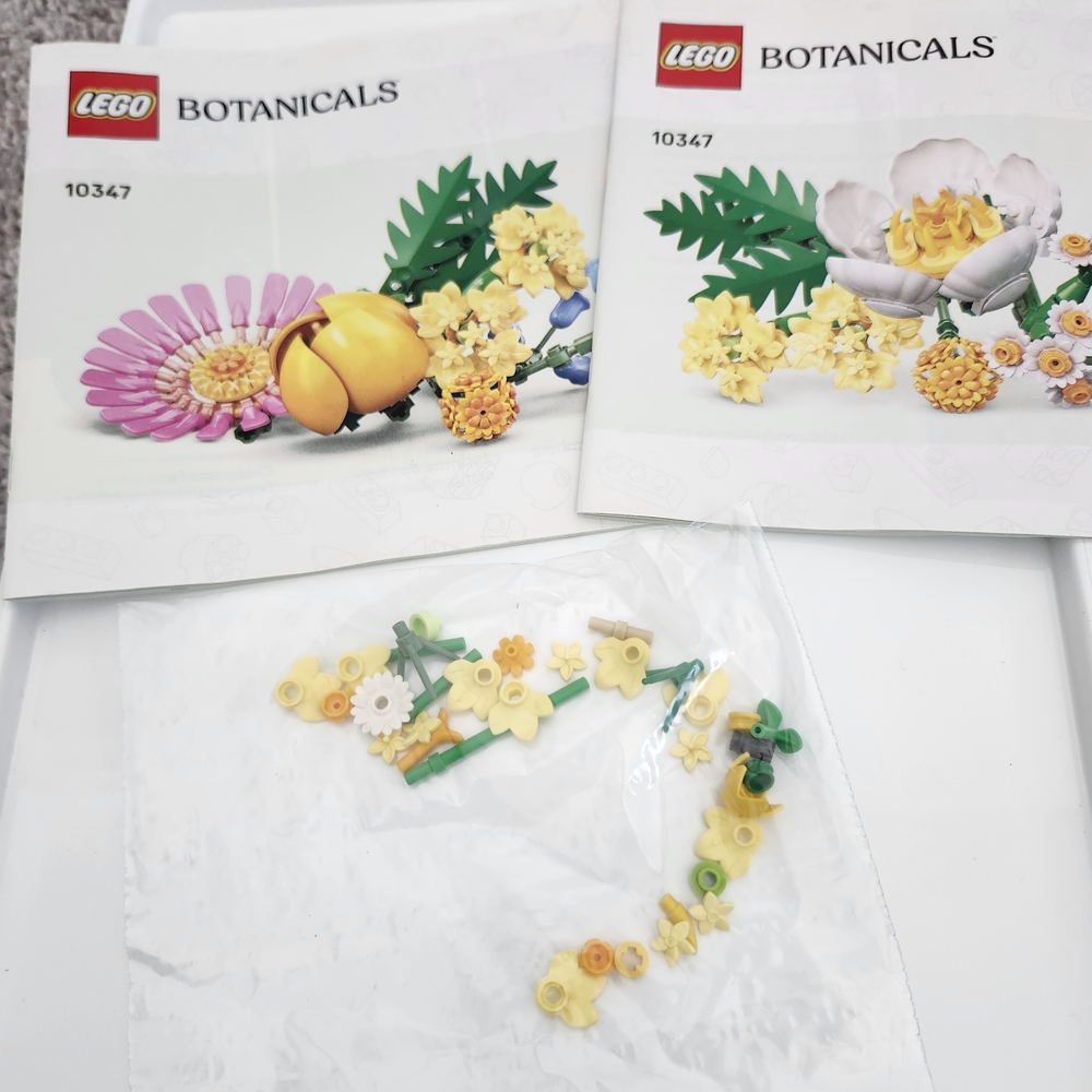 LEGO Botanicals Flower Set Yellow With Instuction Manuel And Unused QR Code